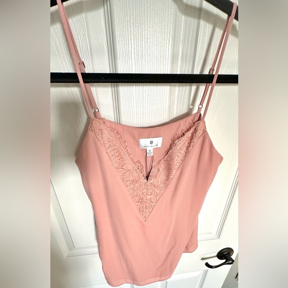 ‼️RARE‼️🎸SOCIALITE🎸🔥NWT🔥Blush Lace trim V-Neck Camisole Tank Top—XS - Picture 3 of 9
